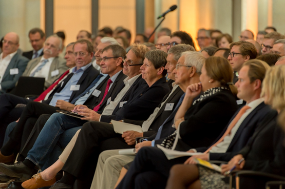 Die Geschäftsführung der BGE mit Bundesumweltministerin Dr. Barbara Hendricks und weiteren geladenen Gästen beim Auftakt der Standortsuche