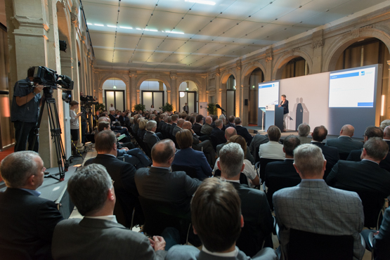 Zahlreiche Gäste folgten der Einladung der BGE zum Auftakt des Standortauswahlverfahrens in Berlin Zahlreiche Gäste folgten der Einladung der BGE zum Auftakt des Standortauswahlverfahrens in Berlin