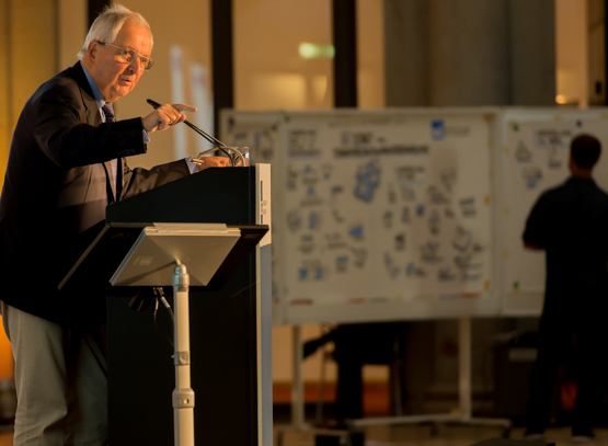 Prof. Dr. Klaus Töpfer: „Wir müssen alles daran setzen, Misstrauen abzubauen und für Vertrauen in die Institutionen zu werben. Das ist ein Dienst an der Demokratie.“ Prof. Dr. Klaus Töpfer: „Wir müssen alles daran setzen, Misstrauen abzubauen und für Vertrauen in die Institutionen zu werben. Das ist ein Dienst an der Demokratie.“
