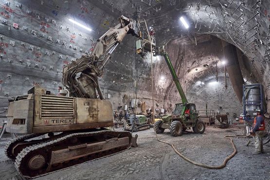 Ein Bagger in einer Strecke unter Tage im Bergwerk Konrad