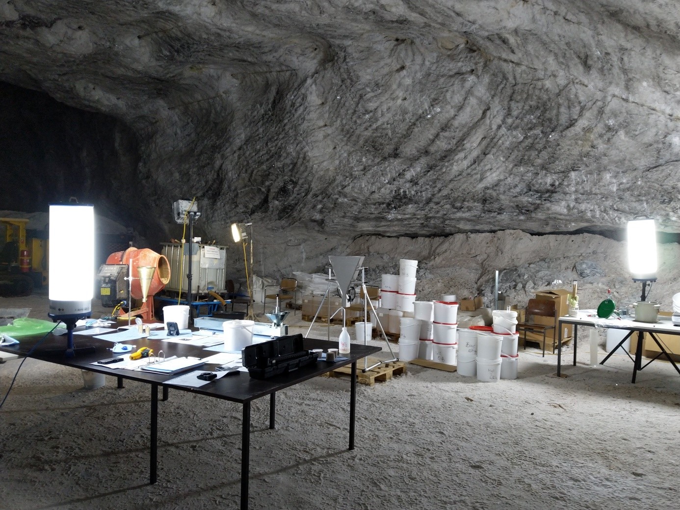 Um das Verhalten der geplanten Baumaterialien unter realen Bedingungen zu testen, wurde in einer ehemaligen Abbaukammer ein Versuchsstand aufgebaut. In einer ehemaligen Abbaukammer stehen Versuchmaterialien, Geräte und ein Tisch
