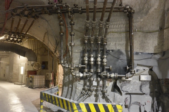 Rohrleitungen in der Schachtanlage Asse II, 490-Meter-Ebene, Zugang zum Abbau 4. Durch eine Vielzahl an Leitungen und Speichern über und unter Tage kann das Lösungsmanagement flexibel auf verschiedene Szenarien reagieren