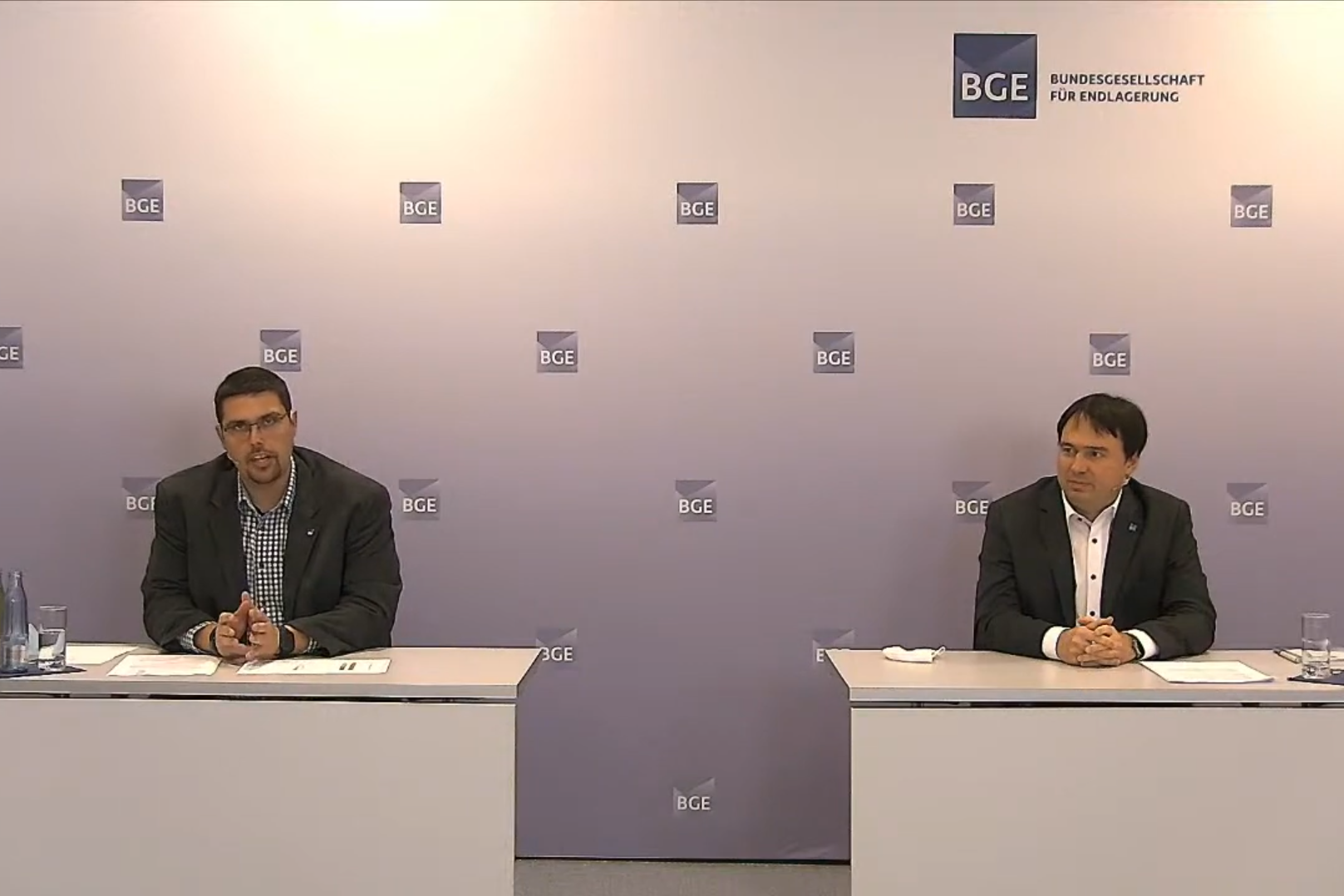 Das Bild zeigt die beiden Referenten Alexander Weis und Dr. Jens Führböter während der Fragestunde. Die Referenten sitzen jeweils an einem Tisch.