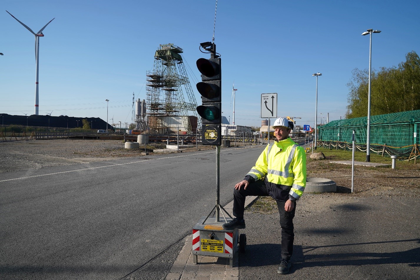 Grünes Licht für Konrad 2: Baustellenkoordinator Heiko Grutza an der Ampel der Zufahrtsstraße Ein Arbeiter vor einer Ampel auf der Schachtanlage Konrad 2