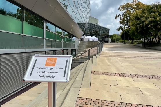 Das Foto zeigt einen Wegweiser zur Fachkonferenz in Darmstadt