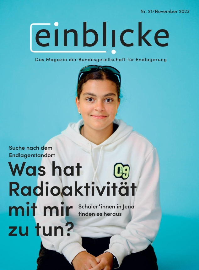 Das Cover des Einblicke-Magazins 21 zeigt ein Mädchen mit einem weißen Kapuzenpullover.