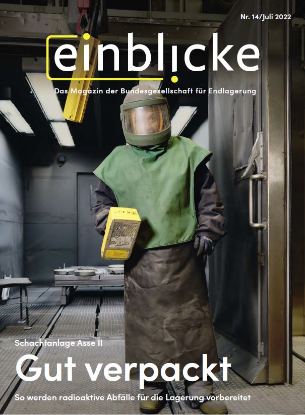 Titelseite des Einblicke-Magazins Nummer 14: Darauf zu sehen ist eine Person in Schutzkleidung, darunter steht der Titel "Gut verpackt - so werden radioaktive Abfälle für die Lagerung vorbereitet"