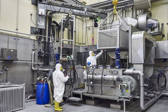 Arbeiter dekontiminieren im Zwischenlager Abfallbehälter in einem Säurebad Arbeiter dekontaminieren im Zwischenlager Abfallbehälter in einem Säurebad