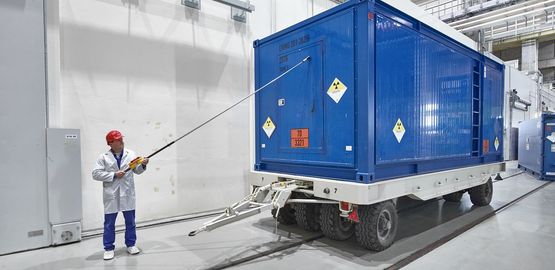 Ein Container wird im Zwischenlager Lubmin auf Strahlung überprüft - sogenanntes Freimessen