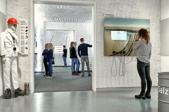 Besucher informieren sich in der Info Asse Visitors at Info Asse