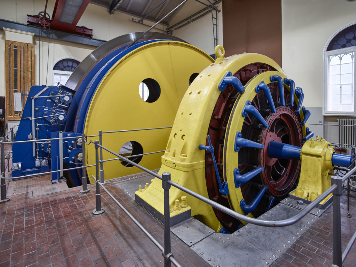 Die Fördermaschine der Schachtanlage Asse II. Die Fördermaschine der Schachtanlage Asse II. Mit Hilfe der Anlage wird das Förderseil, an dem der Korb hängt, bewegt. Beim Personentransport bewegt sich der Förderkorb mit rund 10 Metern pro Sekunde (36 km/h) ab- bzw. aufwärts
