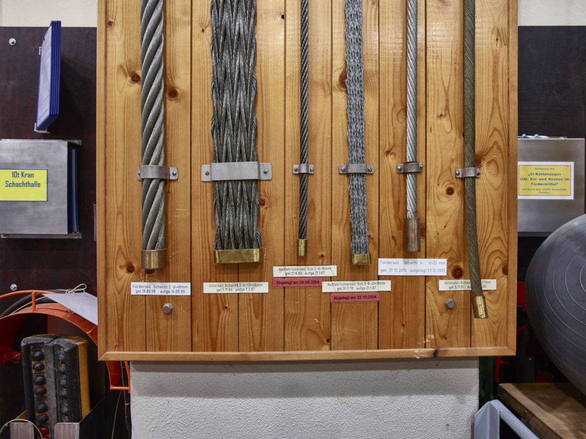 Verschiedene Seile im Maschinenhaus der Schachtanlage Asse II In der Schachtanlage Asse II werden an den Befahrungseinrichtungen verschiedene Seile verwendet. Als Förderseile bzw. Oberseile kommen häufig Rundseile zum Einsatz. Flachseile hingegen werden meist als Unterseil verwendet. In der Schachthalle sind Teile abgelegter Seile zu Anschauungszwecken aufbewahrt.