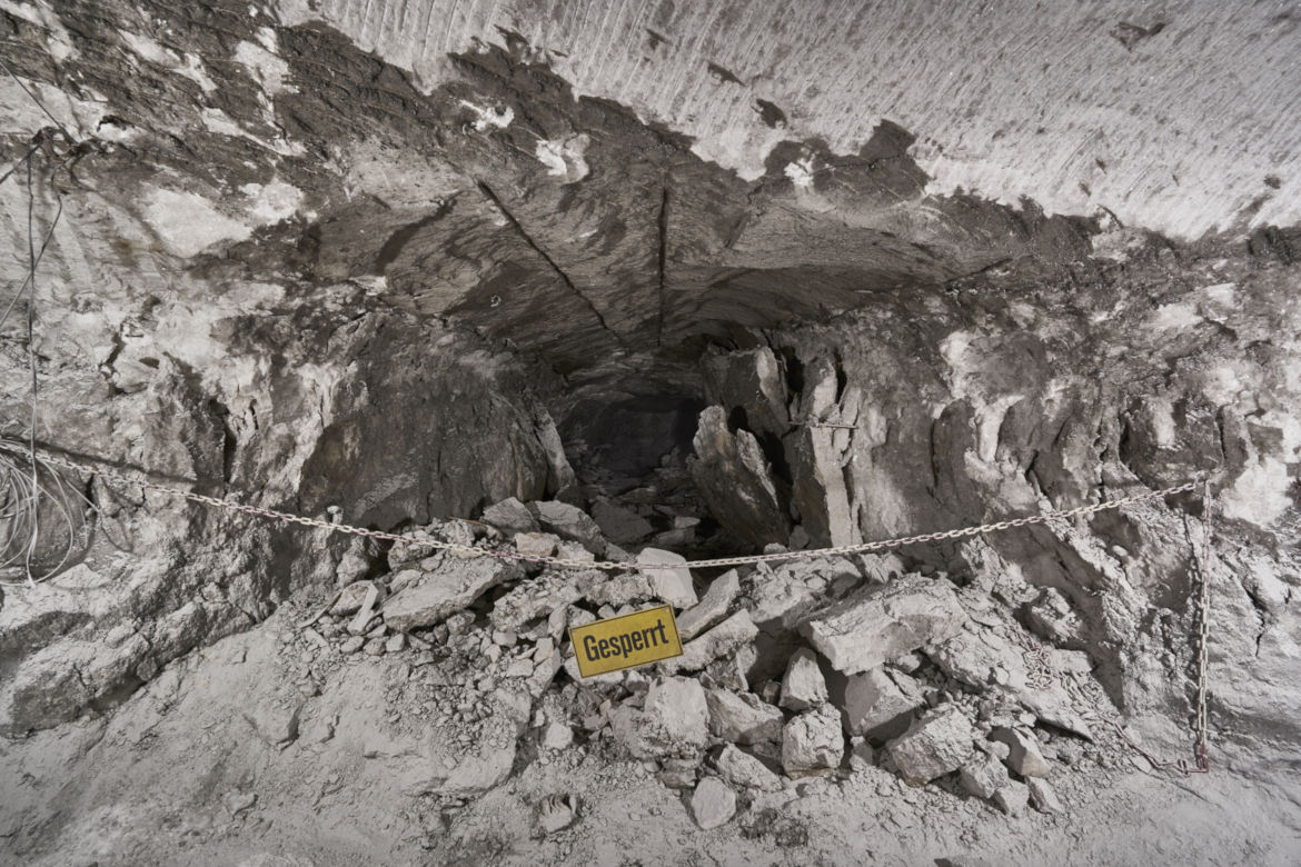 Zu welchen Schäden der Gebirgsdruck in der Schachtanlage Asse II führen kann, zeigt dieses Bild. Die sogenannte Verbruchstrecke befand sich in einer Tiefe von 750 Metern in einem der ältesten Bereiche des Bergwerks. Der Bereich wurde im Frühjahr 2017 mit Beton (Sorelbeton) verfüllt.