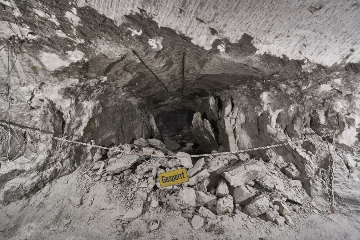 Ehemalige Verbruchstrecke auf der 750-Meter-Ebene Zu welchen Schäden der Gebirgsdruck in der Schachtanlage Asse II führen kann, zeigt dieses Bild. Die sogenannte Verbruchstrecke befand sich in einer Tiefe von 750 Metern in einem der ältesten Bereiche des Bergwerks. Der Bereich wurde im Frühjahr 2017 mit Beton (Sorelbeton) verfüllt.