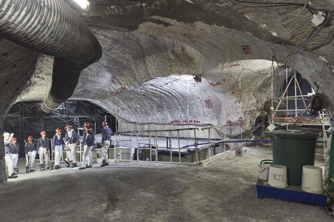 Eine Besuchergruppe steht an der Hauptauffangstelle auf der 658-Meter-Ebene