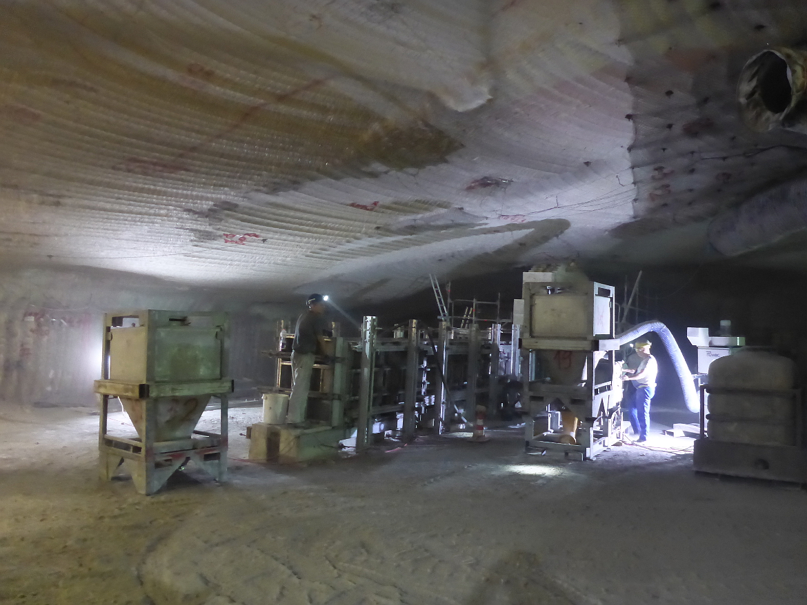 Im Abbau 4 auf der 490-Meter-Ebene entseht eine Wand aus Sorelbeton. Im Abbau 4 auf der 490-Meter-Ebene entseht eine Wand aus Sorelbeton.
