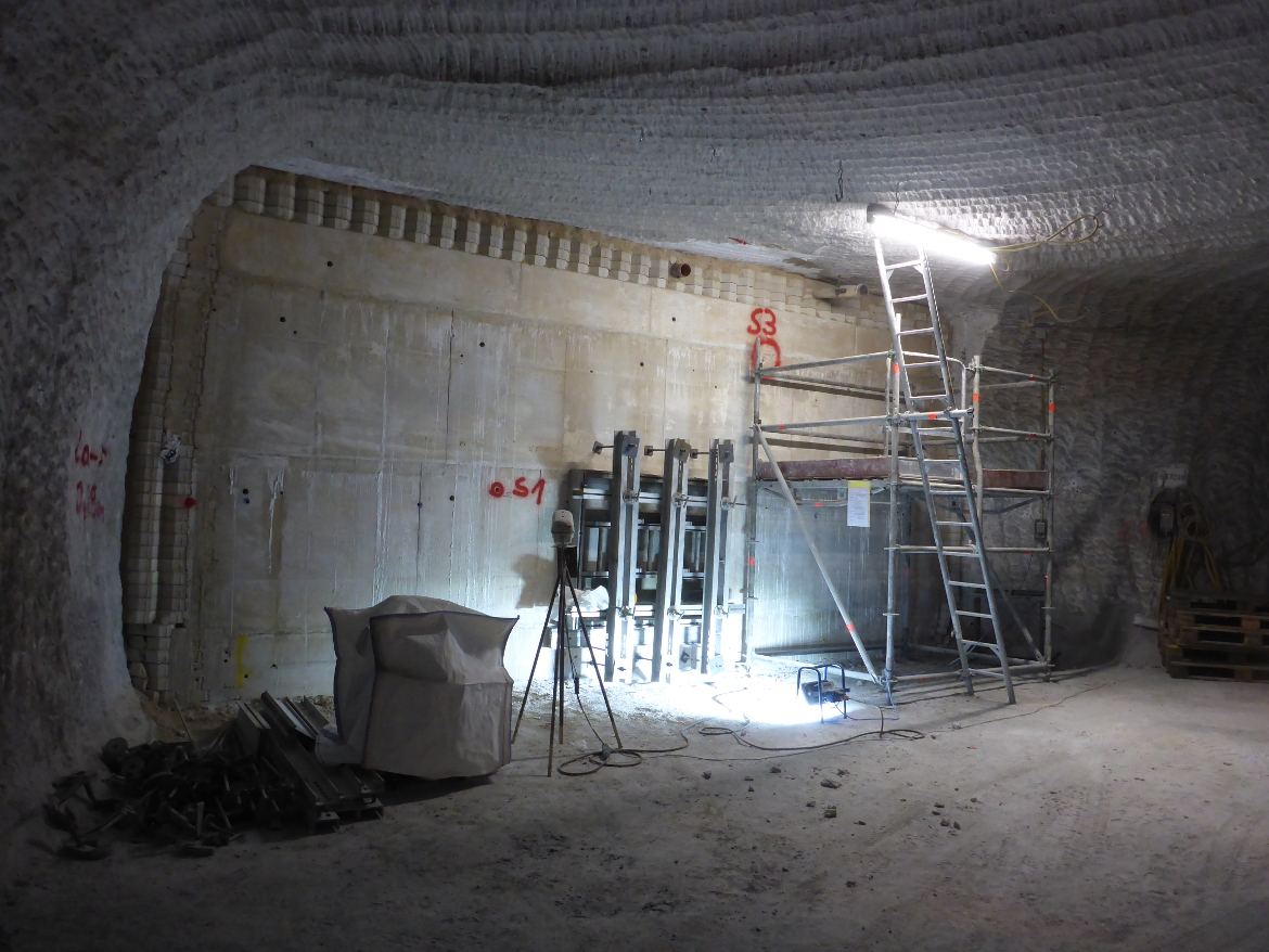 Schalungswand des Ostquerschlages auf der 637 Meter-Sohle. Schalungswand des Ostquerschlages auf der 637 Meter-Sohle.