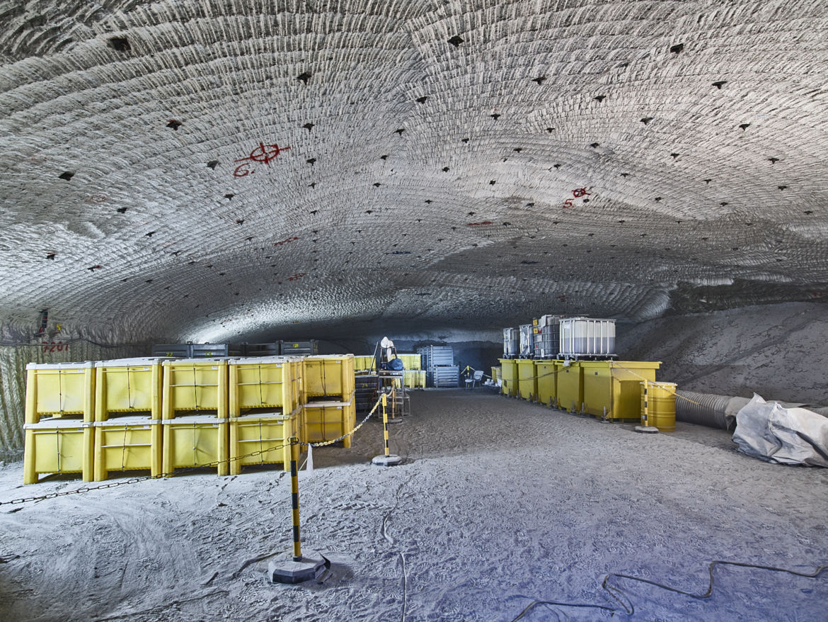Blick in die Einlagerungskammer 7 auf der 725-Meter-Ebene. Die Kammer ist als einzige auch heute noch zugänglich. Die ursprünglich eingelagerten Abfälle sind heute mit Salz überdeckt. Die hier gezeigten Behälter beinhalten verschiedenste Materialien, unter anderem aus der Faktenerhebung.