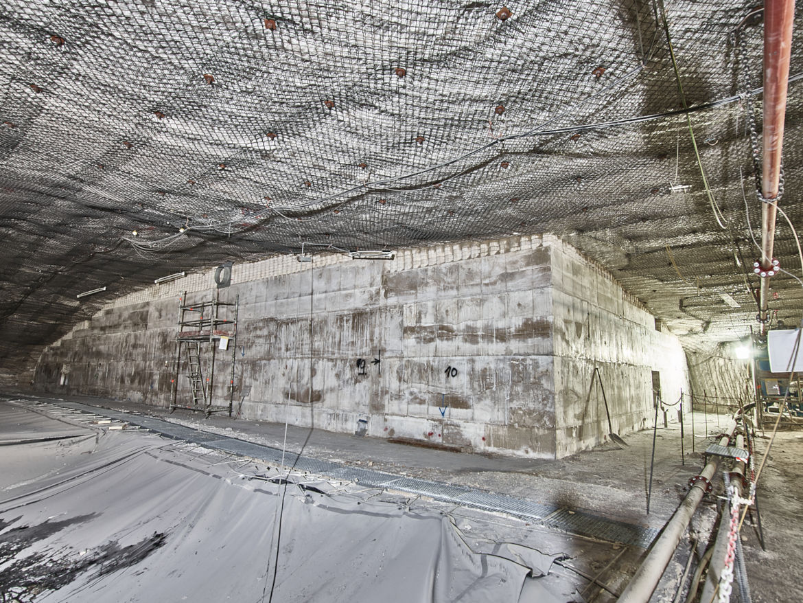 Auf der 490-Meter-Ebene befanden sich ursprünglich drei Speicherbecken. Eines dieser Becken müsste aufgrund der Schädigungen durch den Gebirgsdruck aufgegeben werden. Der Bereich wird mit Beton verfüllt. Zu sehen ist die bereits gebaute Betonmauer. Der dahinterliegende Bereich muss noch verfüllt werden.  Derzeit entstehen neue Speicherbecken im ehemaligen Auslaugversuchsfeld. Anschließend werden auch die übrigen Bereiche des hier gezeigten Abbaus verfüllt werden.