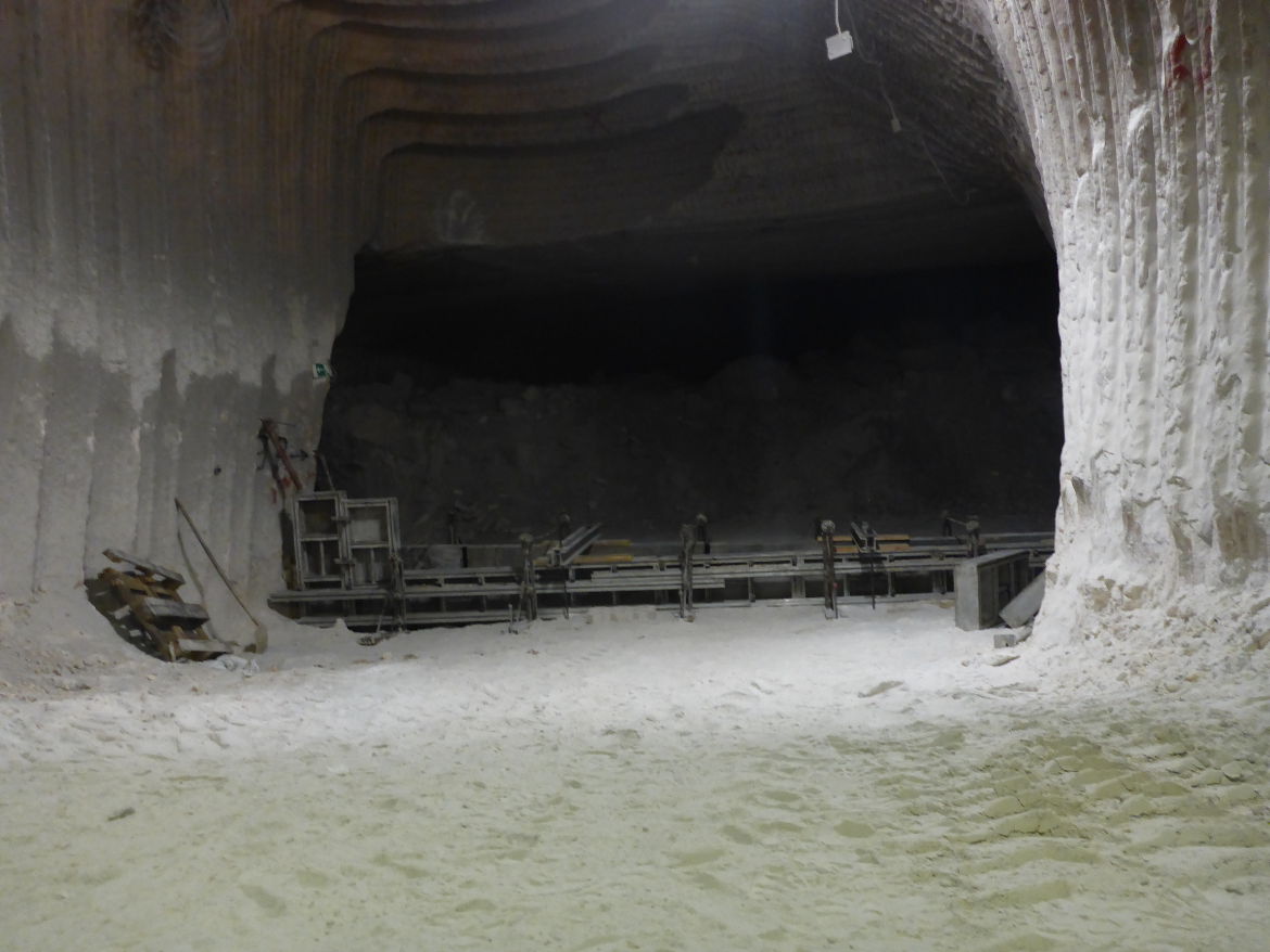 Beginn der Errichtung einer Schalungswand vor Abbau 9a auf der 532-Meter-Ebene Beginn der Errichtung einer Schalungswand vor Abbau 9a auf der 532-Meter-Ebene