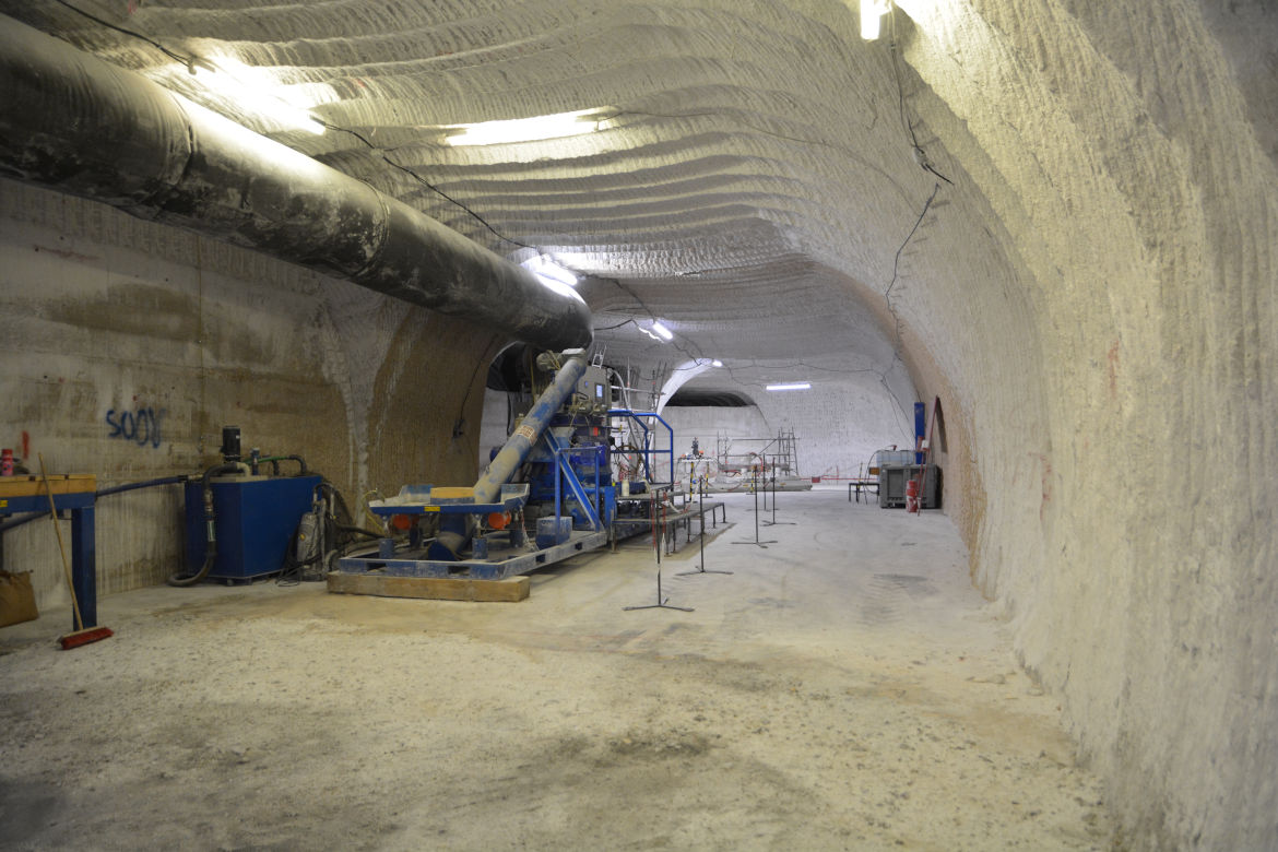 Die Baustoffanlage zur Herstellung von Sorelbeton mit kontaminierten Flüssigkeiten Im Grubentiefsten sollen geringe Mengen kontaminierte Lösungen aus der Schachtanlage Asse II zu Beton verarbeitet werden. Die entsprechenden Genehmigungen der Aufsichtsbehörden liegen hierfür vor. In den Lösungen ist hauptsächlich Tritium (Halbwertszeit: 12,3 Jahre) und Cäsium-137 (Halbwertszeit: 30 Jahre) zu finden. Da die Radionuklide in einem Feststoff gebunden werden, ist aufgrund dieser vergleichsweise geringen Halbwertszeiten auch für den Fall eines Absaufens des Bergwerks eine Freisetzung in relevantem Maße ausgeschlossen. Hier zu sehen ist die Baustoffanlage, mit der der Sorelbeton hergestellt werden soll.