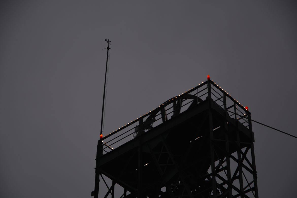 Förderturm Asse im Advent Der Förderturm ist adventlich geschmückt und die Räder stehen meist still, doch auch in der Feiertagswoche finden täglich Befahrungen statt, um die Sicherheit des Betriebes und des Bergwerks zu gewährleisten.