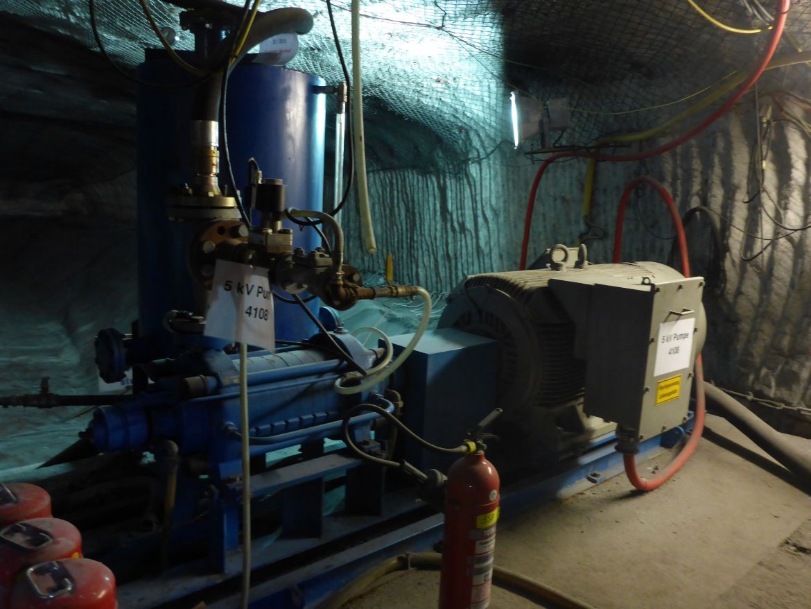 Die Pumpenanlage auf der 490-Meter-Ebene im Abbau 3. Die Pumpenanlage auf der 490-Meter-Ebene im Abbau 3. Die Pumpen werden benötigt, um Lösungen nach über Tage zu fördern. Da es nur begrenzte Zwischenspeichermöglichkeiten für Lösungen im Bergwerk gibt, ist es von großer Bedeutung, dass diese Anlagen funktionsfähig gehalten werden. Damit ein Ausfall einer Anlage nicht zu Problemen führt, werden sie an vielen Stellen redundant ausgelegt.