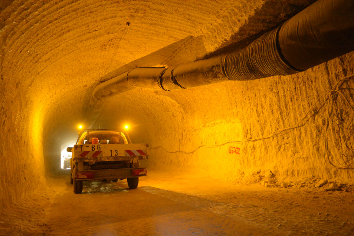 Eine Strecke auf der 637-Meter-Ebene. An der Decke (Firste) eine ist eine prall gefüllte Luftleitung (Faltlutte) zu sehen. Eine Strecke auf der 637-Meter-Ebene. An der Decke (Firste) eine ist eine prall gefüllte Luftleitung (Faltlutte) zu sehen. Der Ausdruck „Faltlutte“ bezieht sich auf den nicht benutzten Zustand. Jetzt bläst diese Leitung Frischluft vom Hauptschacht ins Bergwerk. Luft wird über den Hauptschacht in das Bergwerk gezogen und dann in einzelne Bereiche über kleine Lüfter und solche Leitungen verteilt, damit überall, wo Menschen arbeiten, auch genügend Frischluft zur Verfügung steht.