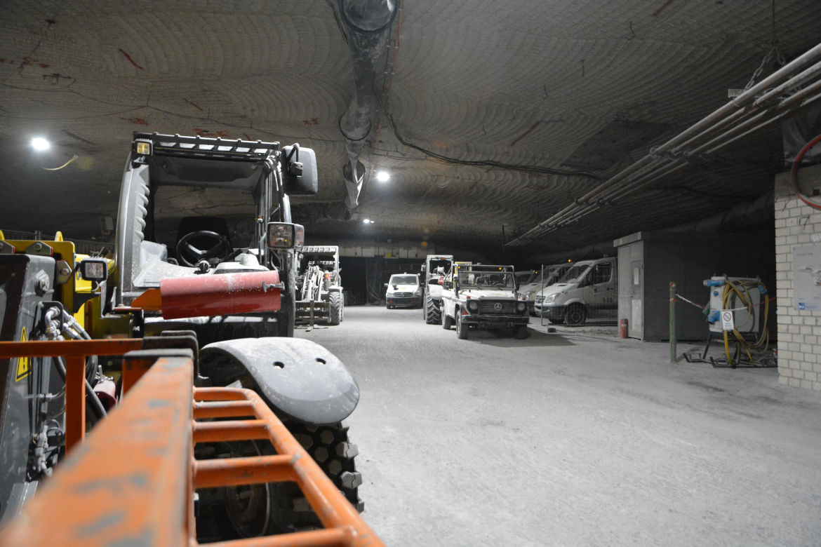 Die untertägige Parkplatzsituation für den Fuhrpark hat manches Mal sehr viel Ähnlichkeit mit der in innerstädtischen Bereichen. Aufgrund der Stabilisierungsmaßnahmen werden die zur Verfügung stehenden Infrastrukturbereiche immer weniger. Die untertägige Parkplatzsituation für den Fuhrpark hat manches Mal sehr viel Ähnlichkeit mit der in innerstädtischen Bereichen.