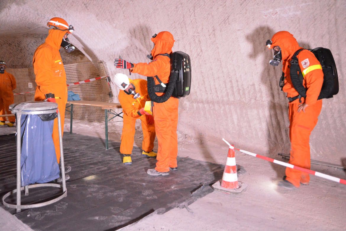 Die Grubenwehr, die Feuerwehr unter Tage, setzt sich aus speziell ausgebildeten Kollegen zusammen. Die Grubenwehr, die Feuerwehr unter Tage, setzt sich aus speziell ausgebildeten Kollegen zusammen. Diese üben regelmäßig den Ernstfall unter Tage. Je nach unterstelltem Einsatzszenario unterstützen die Mitarbeiterinnen und Mitarbeiter des Strahlenschutzes bei den Übungen.