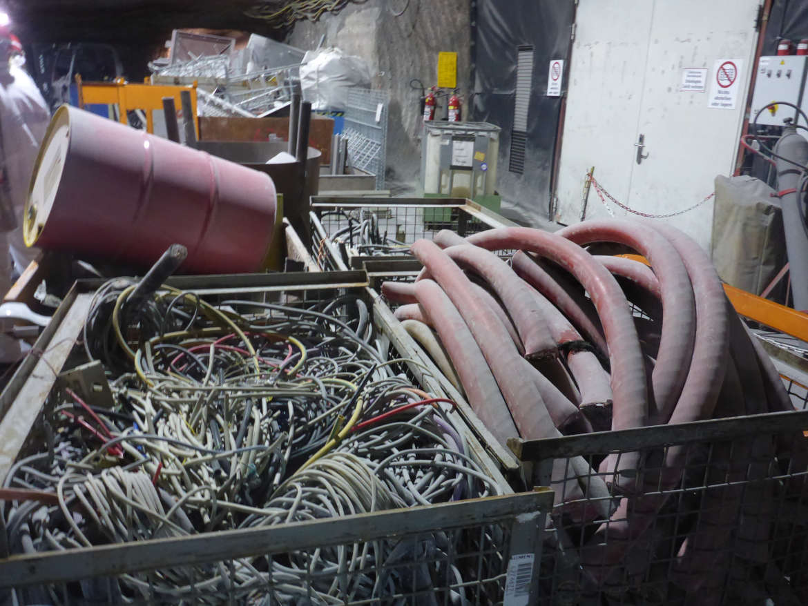 Schrott auf der 490-Meter-Ebene. Aus vielen Gründen (Brandlasten unter Tage, Hygiene usw.) ist es wichtig, dass nicht benötigtes Material aus dem Bergwerk herausgebracht wird. Schrott auf der 490-Meter-Ebene. Aus vielen Gründen (Brandlasten unter Tage, Hygiene usw.) ist es wichtig, dass nicht benötigtes Material aus dem Bergwerk herausgebracht wird. Es darf nur Material aus dem Bergwerk rausgebracht werden, bei dem nachgewiesen wurde, dass keine radiologische Gefährdung davon ausgeht. Erst wenn die rechtlich geforderten Messungen erfolgt sind, kann das Material nach über Tage gebracht werden.