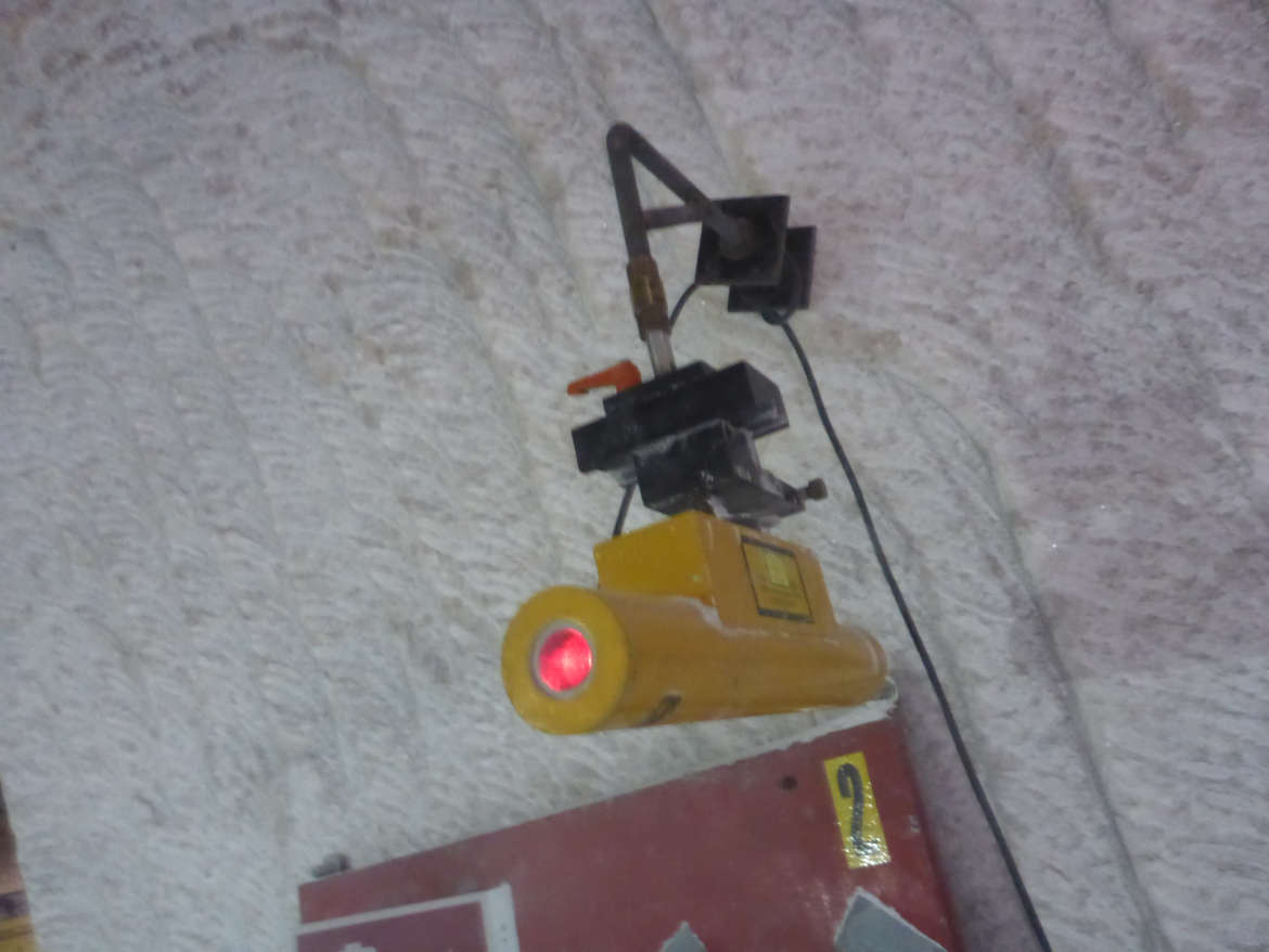 Mit Hilfe von Lasern geben die Mitarbeiterinnen und Mitarbeiter der Markscheiderei die genaue Richtung für Fräsarbeiten vor. Mit Hilfe von Lasern geben die Mitarbeiterinnen und Mitarbeiter der Markscheiderei die genaue Richtung für Fräsarbeiten vor. In der Markscheiderei arbeiten Vermessungsingenieurinnen und -ingenieure, die speziell für Tätigkeiten im Bergbau ausgebildet sind. Der Begriff Markscheiderei leitet sich von dem Wort „Mark“ (Gemarkung, Grenze) und dem Wort „scheiden“ (trennen, vermessen) ab.
