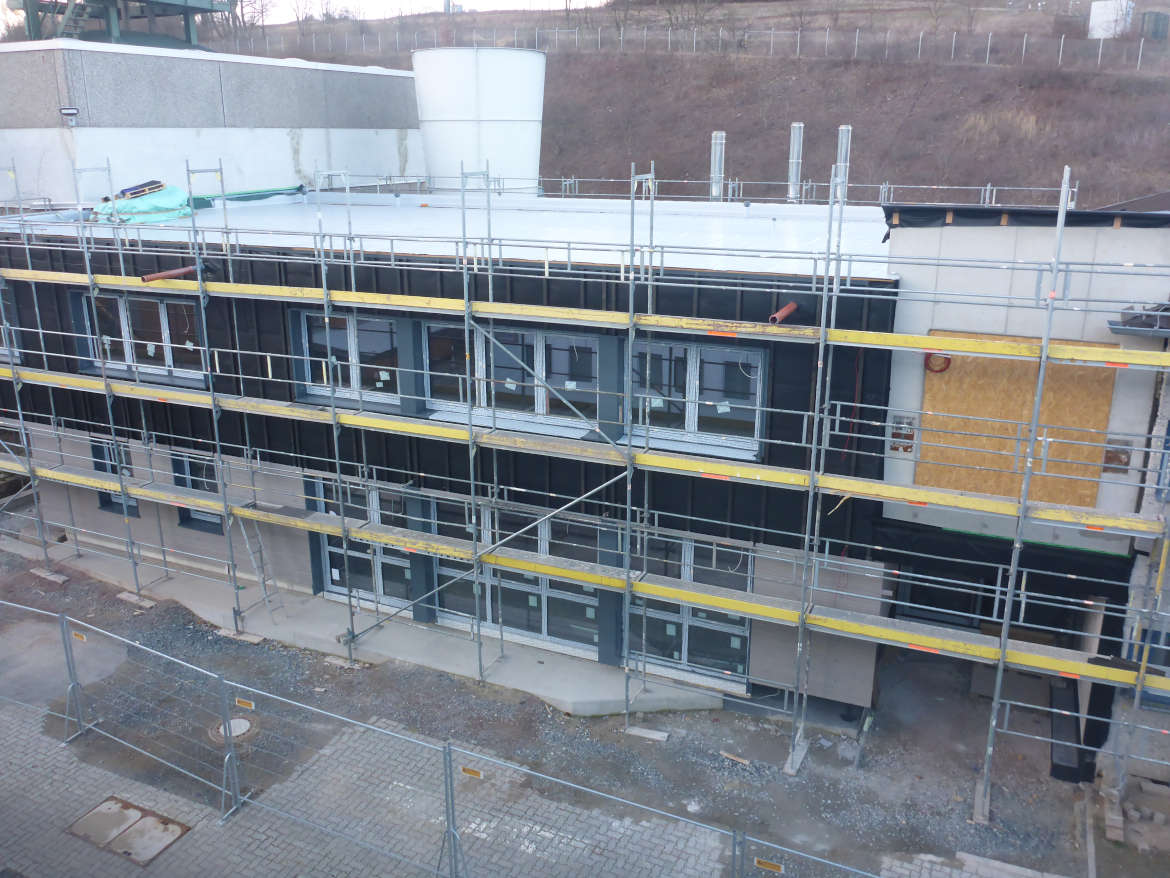 Blick auf den neuen Zwischentrakt zwischen Kauengebäude und Schachthalle. Blick auf den neuen Zwischentrakt zwischen Kauengebäude und Schachthalle. Derzeit wird die Fassade verkleidet und der Innenausbau vorgenommen.