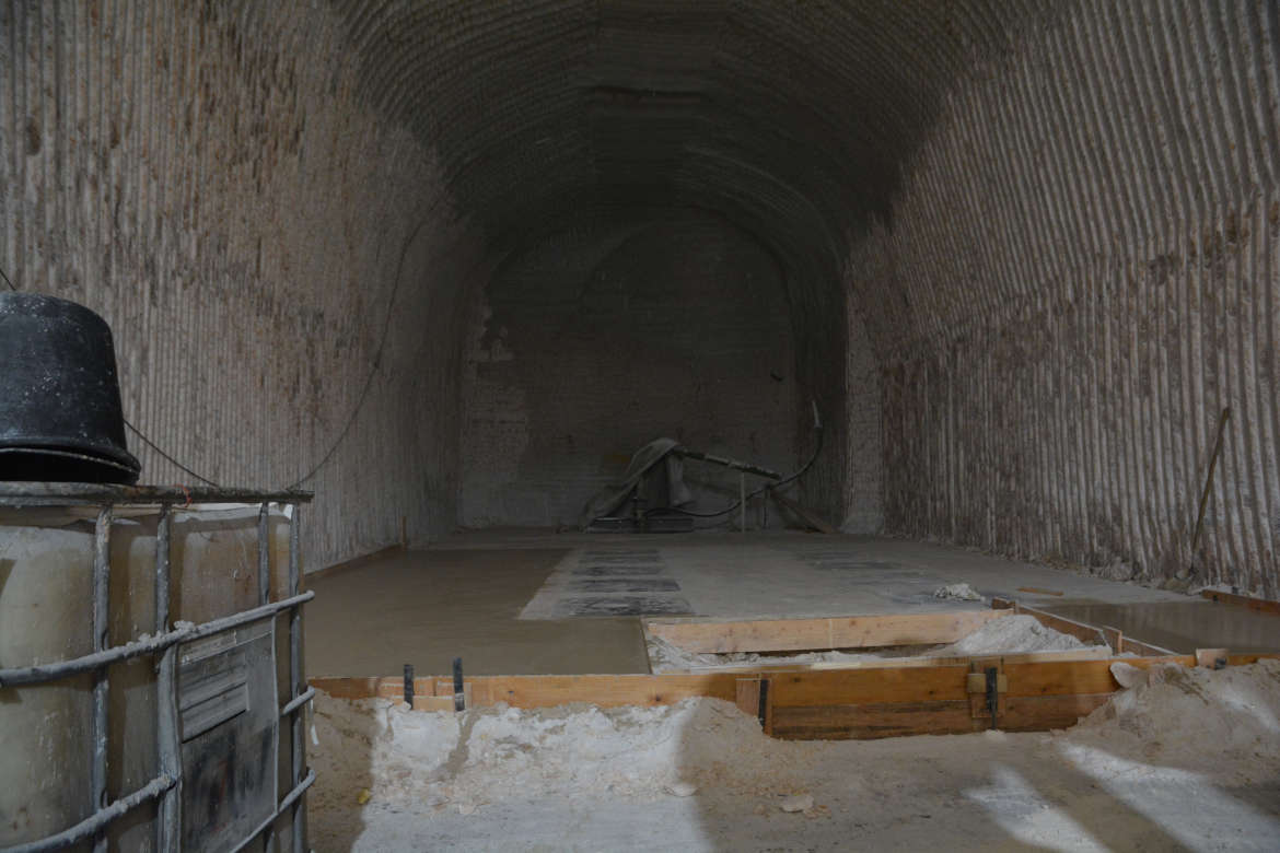 Hier wird auf der 490-Meter-Ebene ein Fundament errichtet. Später montieren Bergleute an dieser Stelle eine Baustoffanlage. Mit dieser wird ein spezieller Salzbeton hergestellt, um nicht mehr benötige Hohlräume zu verfüllen.