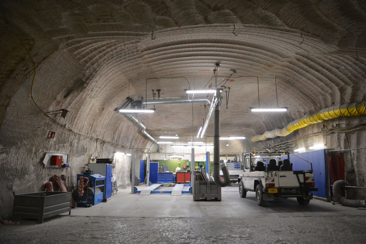 Auf der 490-Meter-Ebene befinden sich die untertägigen Infrastrukturräume wie zum Beispiel die KFZ- Werkstatt. Auf der 490-Meter-Ebene befinden sich die untertägigen Infrastrukturräume wie zum Beispiel die KFZ- Werkstatt. Hier wird der gesamte PKW Fuhrpark der Grube gewartet und repariert sowie Bremstests und Abgasuntersuchungen durchgeführt. Einmal jährlich kommt der TÜV und überprüft, wie es auch über Tage üblich ist, die Fahrzeuge.