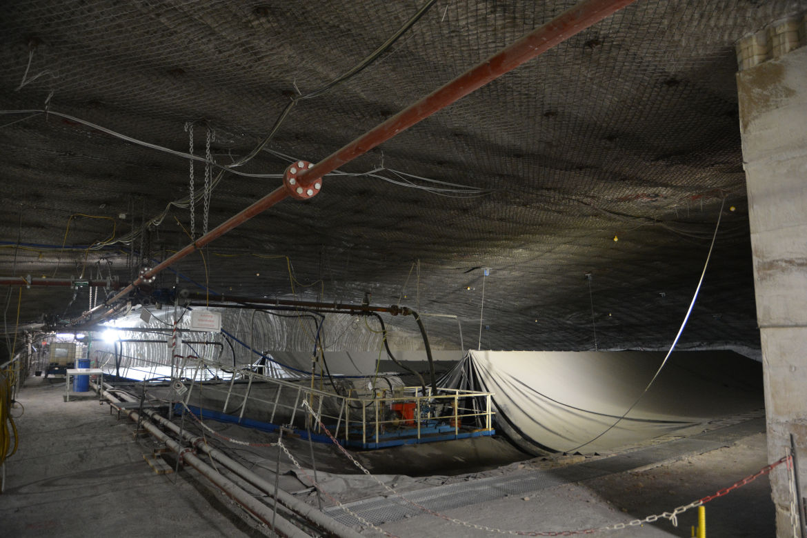 Im Abbau 3 auf der 490-Meter-Ebene befinden sich zwei große Speicherbecken. Auch über die Feiertage wird alle zwei Tage die aufgefangene Salzlösung von der 658-Meter-Ebene in eines der großen Speicherbecken der 490-Meter-Ebene gepumpt. Das zweite Speicherbecken in diesem Abbau enthält Magnesiumchlorid-Salzlösung, die zum Anmischen des unter Tage verwendeten Betons benötigt wird.