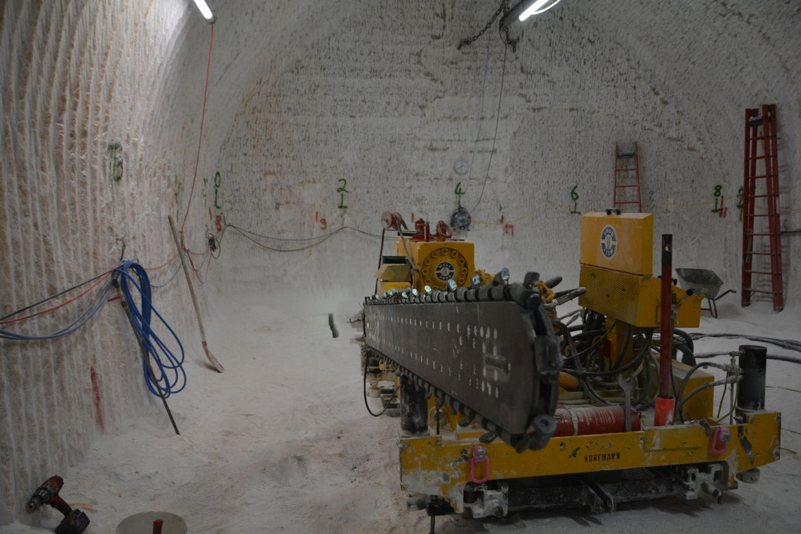 Mit Hilfe einer solchen Steinsäge erstellen Bergleute auf der 700-Meter-Ebene Schlitze im Boden (Sohlenschlitze).  Hier soll eine Bohranlage unterhalb des Niveaus der Ebene aufgestellt werden. Der Bergmann spricht daher davon, dass die Anlage im Bohrkeller errichtet wird.