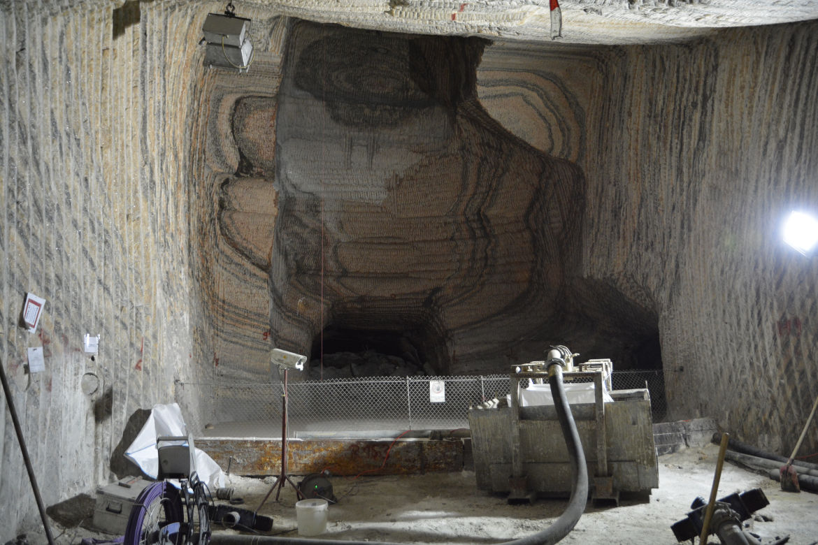 Blick auf den verfüllten westlichen Blindschacht (mittig, von oben kommend) auf der 750-Meter-Ebene. Blindschächte sind Schächte, die nicht bis an die Tagesoberfläche reichen. Blick auf den verfüllten westlichen Blindschacht (mittig, von oben kommend) auf der 750-Meter-Ebene. Blindschächte sind Schächte, die nicht bis an die Tagesoberfläche reichen.