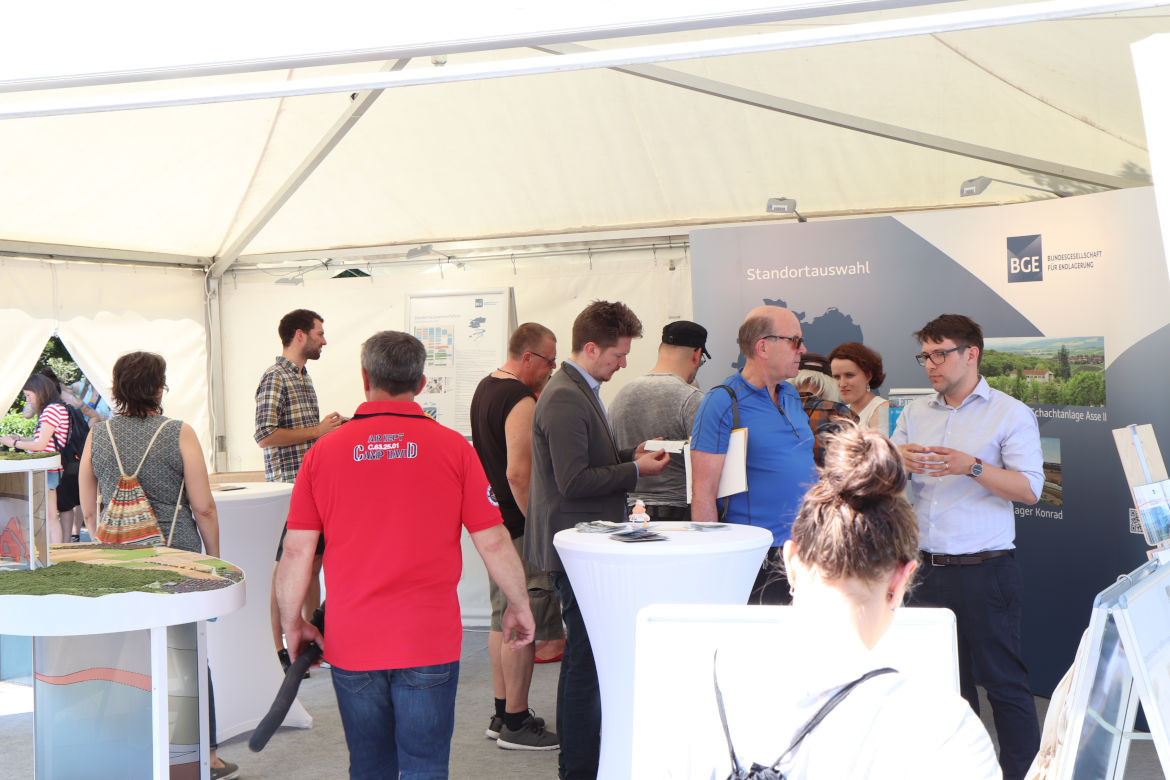 Die BGE präsentiert sich auf dem Umweltfestival der Grünen Liga in Berlin. Die BGE präsentiert sich auf dem Umweltfestival der Grünen Liga in Berlin . Rund 200 Gespräche mit interessierten Besucherinnen und Besuchern finden statt. Schwerpunkt vieler Gespräche ist die Suche nach einem Endlager für hochradioaktive Abfälle.