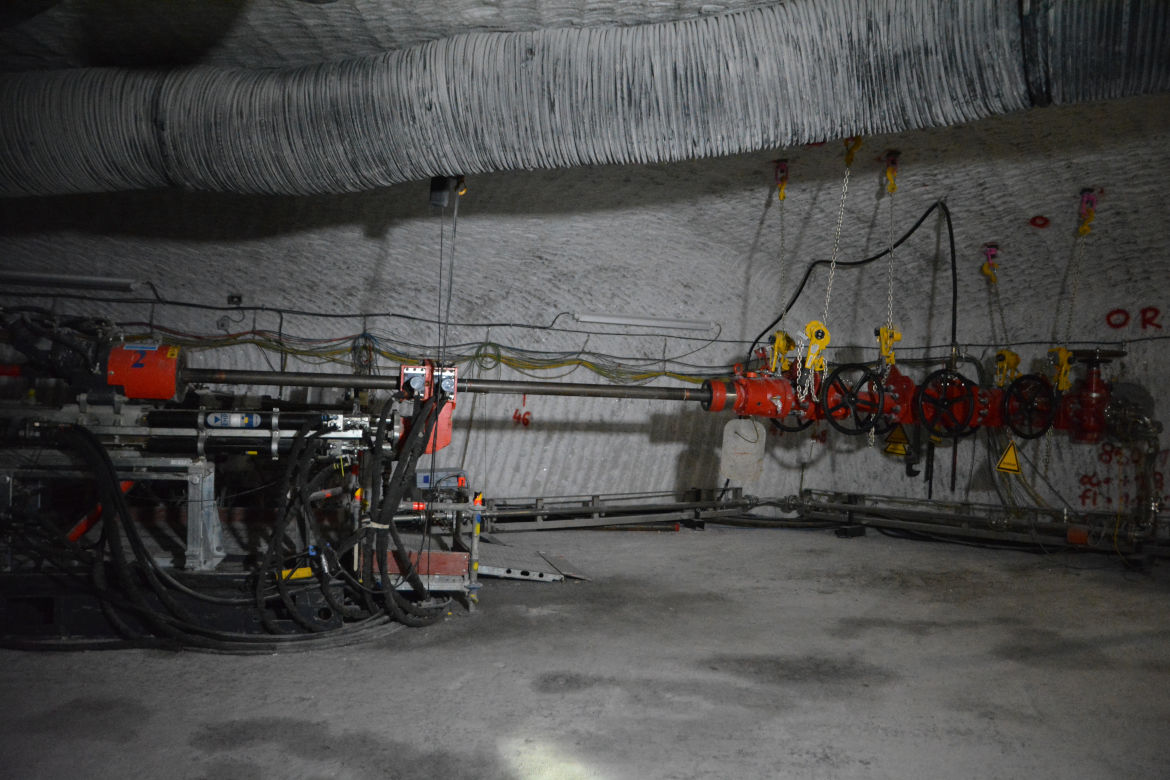 Rund 850 Meter unter der Tagesoberfläche wird mit besonderer Bohrtechnik das Anbohren der Einlagerungskammer 12 erprobt. Rund 850 Meter unter der Tagesoberfläche wird mit besonderer Bohrtechnik das Anbohren der Einlagerungskammer 12 erprobt.