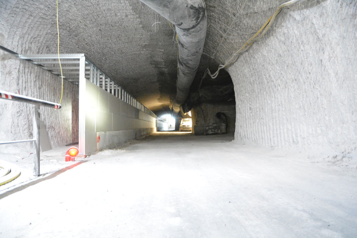 Bau des Fluchttunnels auf der 700-Meter-Ebene. Hier ist ein zweiter Ausgang nur so zu realisieren, da das Bohrort für die Erkundung nach Osten weit außerhalb des bestehenden Grubengebäudes errichtet wird. Die sonst übliche Verbindung von zwei Ebenen (Sohlen) über eine Fluchtbohrung ist hier nicht möglich. 