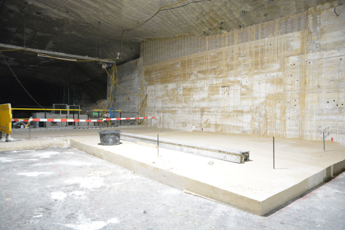 Zu sehen ist der Bau einer Bodenplatte für die Aufstellung von Containern für die Faktenerhebung. Zu sehen ist der Bau einer Bodenplatte für die Aufstellung von Containern für die Faktenerhebung. Von hier soll die Einlagerungskammer 12 auf der 750-Meter-Ebene mit Hilfe von Bohrungen erkundet werden. Die Bodenplatte bekommt einen besonderen Belag, damit mögliche Spuren von Radioaktivität, die beim Anbohren der Kammer austreten könnten, nicht im Boden versickern.