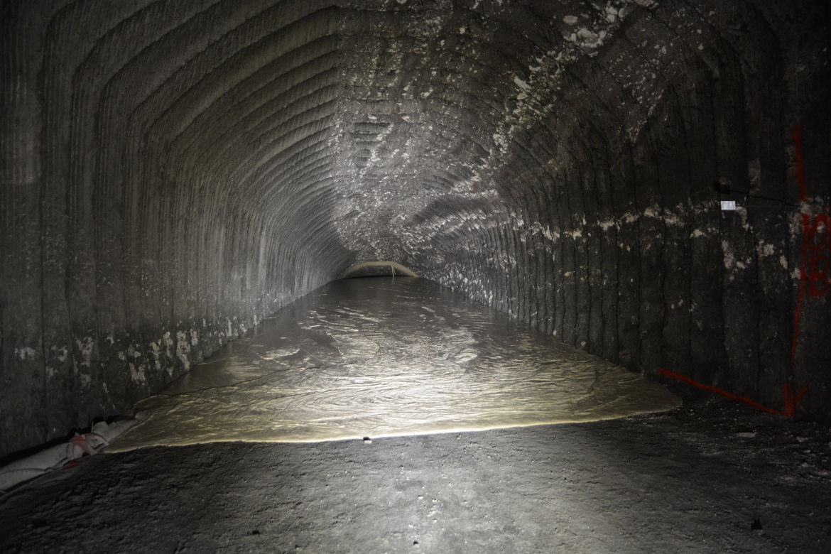 Auf der 574-Meter-Ebene wird die Wetterstrecke zu Blindschacht 1 mit Salzbeton (Sorelbeton) verfüllt.