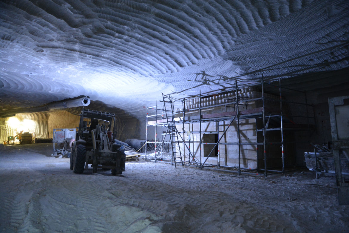 Im Rahmen der Notfallvorsorge werden unterhalb der Einlagerungskammer 8a (511-Meter-Ebene) auf der 532-Meter-Ebene im Abbau 8b Widerlager errichtet. Im Rahmen der Notfallvorsorge werden unterhalb der Einlagerungskammer 8a (511-Meter-Ebene) auf der 532-Meter-Ebene im Abbau 8b Widerlager errichtet.