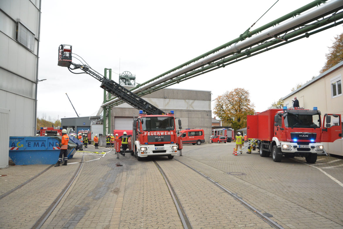 Die Betriebsfeuerwehr der Schachtanlage Asse II hat am 17. Oktober 2019 einen Alarm geübt. Die Betriebsfeuerwehr der Schachtanlage Asse II hat am 17. Oktober 2019 einen Alarm geübt. Beteiligt waren die Ortsfeuerwehren aus Remlingen, Wittmar und Schöppenstedt. Neben den regelmäßig stattfindenden Übungsdiensten sind Alarmübungen ein wichtiger Bestandteil der Ausbildung. Weitere Informationen finden Sie in der Meldung vom 17. Oktober 2019.