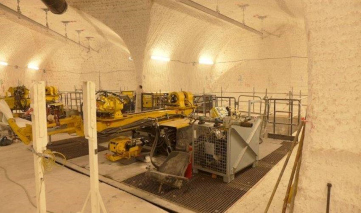 Das Bohrort zur Erkundung des Salzgesteins östlich der Schachtanlage Asse II steht kurz vor Beginn der Bohrarbeiten. Das Bohrort zur Erkundung des Salzgesteins östlich der Schachtanlage Asse II steht kurz vor Beginn der Bohrarbeiten. Die Strecke auf der 700-Meter-Ebene nach Osten, die sogenannte Vahlberger Strecke, ist weit über das bestehende Grubengebäude hinaus verlängert worden, um im möglichst intakten Salz die Sicherungseinrichtungen zum Schutz potentieller Gas- oder Lösungseinbrüche anbringen zu können. Das ursprüngliche Ende der Strecke war gebirgsmechanisch sehr stark beansprucht, sodass dort Wegsamkeiten im Gestein zu Undichtigkeiten unter hohem Druck hätten führen können. Für die Aufstellung der beiden Bohranlagen wurden mit einer Teilschnittmaschine für die Schachtanlage Asse II ungewöhnlich große Querschnitte hergestellt, da die Bohrungen abwärts verlaufen und die Bohranlagen über die gesamte Länge so eine große Höhe erreichen.