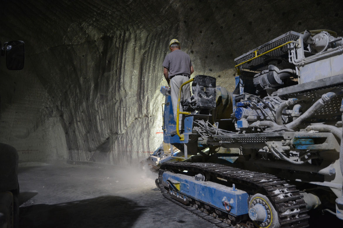 Nachschnittarbeiten vor Einlagerungskammer 7 auf der 750-Meter-Ebene. Hier wird später die Bohranlage für die Erkundung der Einlagerungskammer 12 aufgebaut. Nachschnittarbeiten vor Einlagerungskammer 7 auf der 750-Meter-Ebene. Hier wird später die Bohranlage für die Erkundung der Einlagerungskammer 12 aufgebaut. Vorher muss jedoch die Sicherheit des Arbeitsortes hergestellt werden. Die mächtigen Löser (abgeplatztes Salz) an den Wänden (Stößen) werden mit einer Fräse entfernt. Anschließend wird ein Stützbauwerk errichtet.
