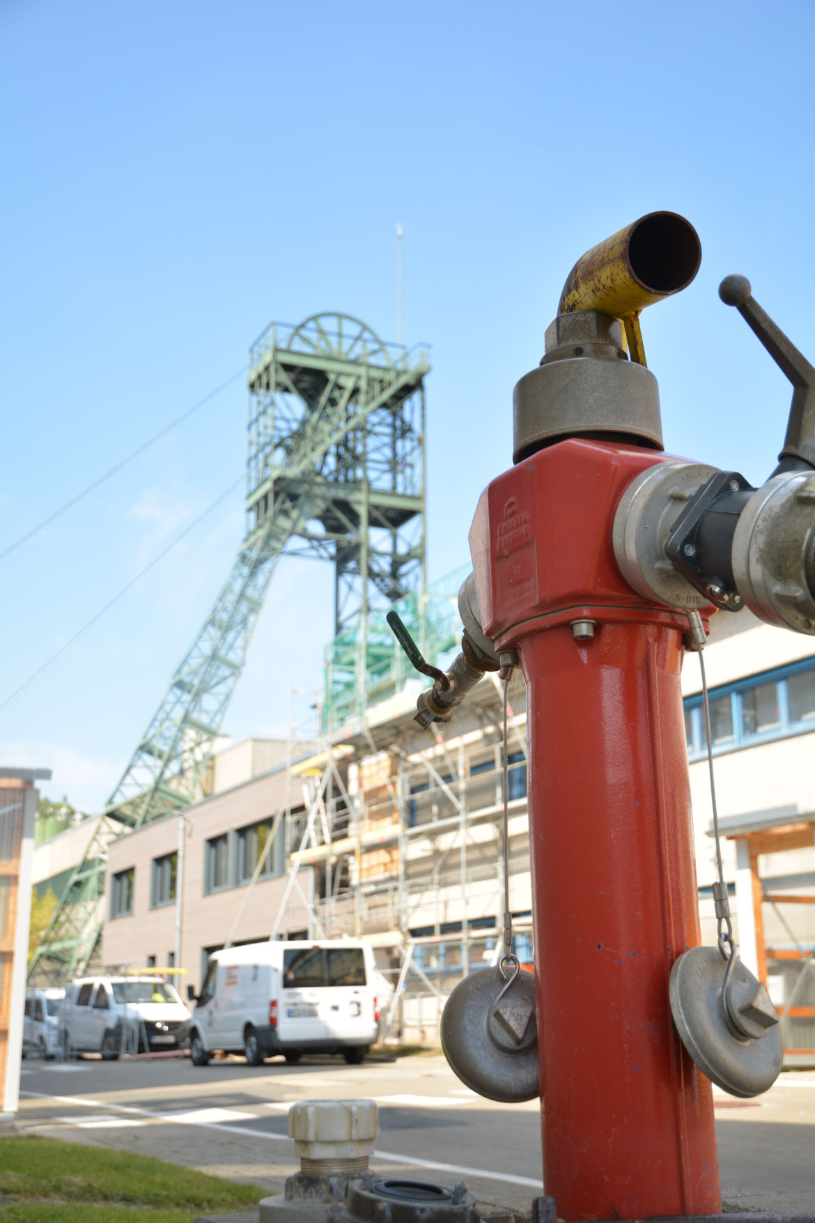 Im Bergwerk wird Wasser zum Beispiel für Waschplätze benötigt. Hierfür werden über Tage Behälter mit Frischwasser befüllt und anschließend nach unter Tage transportiert. Für die Befüllung wird ein Hydrant genutzt, der direkt an das Wasserversorgungsnetz angeschlossen ist.