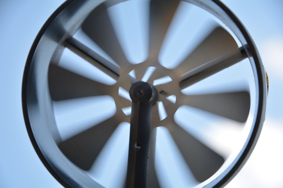 Detailaufnahme eines Flügelradanemometers. Detailaufnahme eines Flügelradanemometers. Anemometer ist der Fachbegriff für einen Windmesser. Unter Tage werden die Geräte eingesetzt, um die Luftmenge zu messen, die einen bestimmten Bereich passiert.