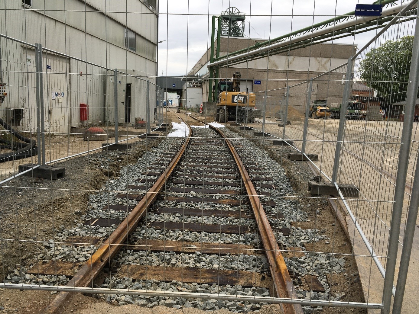 Asse Gleisbauarbeiten Zu sehen sind Bahngleise auf dem Betriebsgelände der Schachtanlage Asse II, die von einem Bauzaun eingezäunt sind